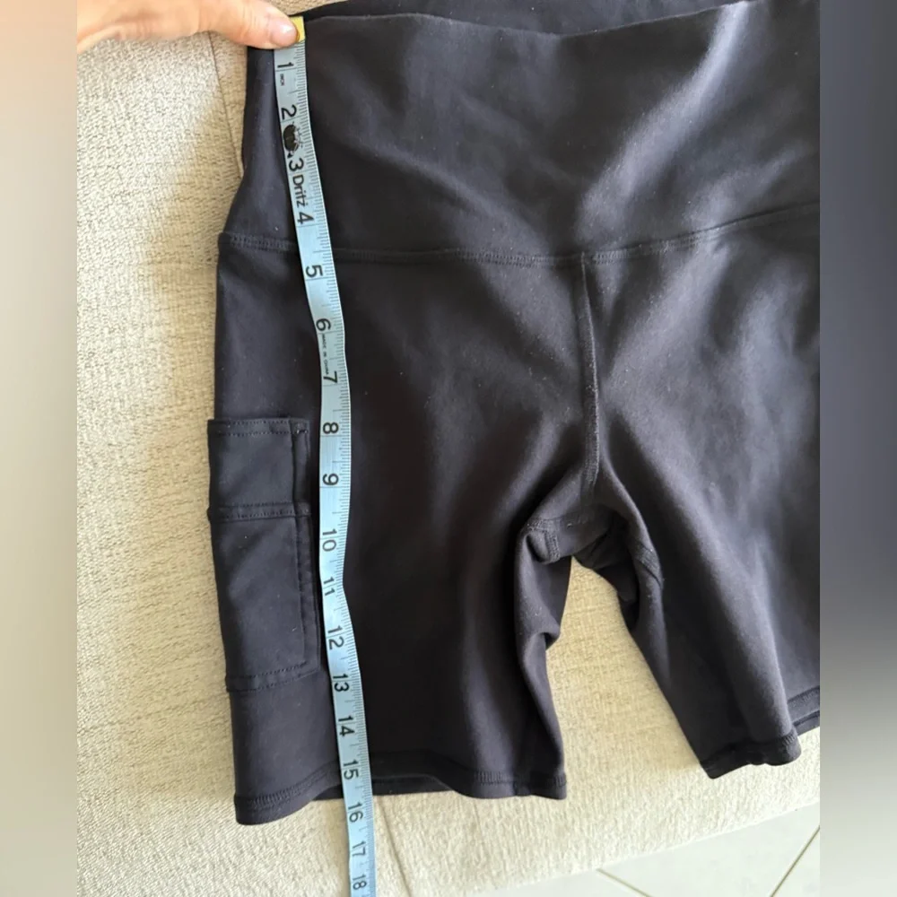 Alo Yoga bike shorts with pockets Size S - Picture 7 of 7